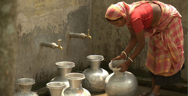 /news/img/drinking-water-bangladesh/bangladeshi_woman_drawing_water.jpg